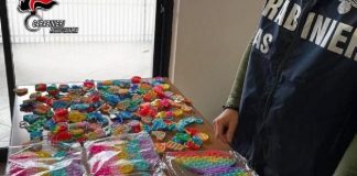 Nei giorni scorsi, i carabinieri del Nucleo Antisofisticazione e Sanità di Reggio Calabria, hanno attuato diversi servizi finalizzati alla repressione e contrasto di chi – ha approfittato soprattutto in questo periodo, in occasione della ricorrenza di Halloween, appena trascorsa, oltre che dell’approssimarsi delle festività natalizie – per porre in essere condotte commerciali scorrette, attraverso la vendita di giochi pericolosi per la salute dei bambini, non corrispondenti alle caratteristiche pubblicizzate, mancanti delle previste autorizzazioni ministeriali