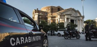 Grazie alle indagini dei Carabinieri dalla Stazione di Roma Tor Pignattara, coordinati dalla Procura della Repubblica di Roma, un cittadino del Mali di 23 anni, attualmente detenuto nella Casa Circondariale di Sollicciano Firenze, è stato raggiunto da un’ordinanza di custodia cautelare in carcere, emessa dal Gip del Tribunale di Roma per una serie di rapine aggravate