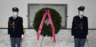 Si è svolta oggi, presso la lapide situata nell’atrio della Questura di Reggio Calabria, la cerimonia di commemorazione dei caduti della Polizia di Stato, con la partecipazione dei rappresentanti dell’Associazione Nazionale Polizia di Stato e dei familiari delle Vittime del Dovere