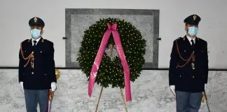 Si è svolta oggi, presso la lapide situata nell’atrio della Questura di Reggio Calabria, la cerimonia di commemorazione dei caduti della Polizia di Stato, con la partecipazione dei rappresentanti dell’Associazione Nazionale Polizia di Stato e dei familiari delle Vittime del Dovere
