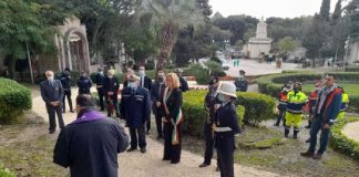 Nell’ambito delle iniziative dedicate alla Commemorazione dei Defunti, ieri, martedì 2, all’interno del Gran Camposanto, è stata deposta una corona di fiori in memoria dei defunti già appartenenti al Corpo di Polizia Municipale di Messina