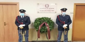 Si è svolta in Questura a Trapani, nella mattinata odierna, la commemorazione dei defunti con la deposizione di una corona d’alloro in memoria dei Caduti della Polizia di Stato, sulle note del “silenzio”