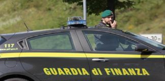 In data odierna, militari del Comando Provinciale della Guardia di Finanza di Messina hanno dato esecuzione ad un’ordinanza di sottoposizione agli arresti domiciliari, emessa dal Giudice per le Indagini Preliminari presso il Tribunale di Patti, nei confronti del direttore dei lavori di un cantiere sito nel comune di San Marco d’Alunzio, indagato per concussione (art. 317 cp)