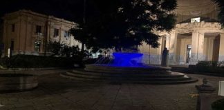 Oggi, sabato 20 novembre, in occasione del 32esimo anniversario della Convenzione internazionale sui diritti dell’infanzia e dell’adolescenza l’Amministrazione comunale, confermando il proprio impegno a promuovere il benessere e la difesa di tutti i bambini, celebra la giornata di riflessione e di attenzione per l’affermazione dei diritti dei più piccoli, dei ragazzi e degli adolescenti illuminando di blu la Fontana Senatoria di Piazza Unione Europea