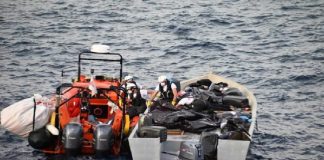 Martedì la Geo Barents ha raggiunto una barca in difficoltà: 99 i migranti salvati, per gli altri non c’è stato nulla da fare