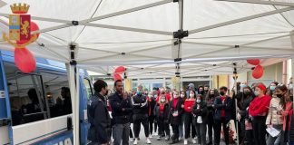 Questa mattina, in occasione della Giornata internazionale per l’eliminazione della violenza contro le donne, la Polizia di Stato, con il camper del progetto “Questo non è amore”, ha partecipato ad un’iniziativa del Liceo “Gaio Valerio Catullo” di Monterotondo