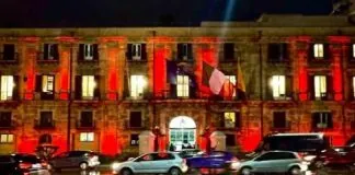 La facciata di Palazzo Orléans, sede della Presidenza della Regione Siciliana, illuminata di rosso in occasione della Giornata internazionale per l’eliminazione della violenza contro le donne