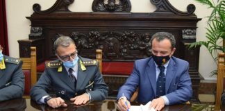 Nel pomeriggio di ieri, mercoledì 24 novembre, nella Sala Falcone Borsellino di Palazzo Zanca, il Sindaco del Comune di Messina, Cateno De Luca e il Comandante Provinciale della Guardia di Finanza di Messina, Col. t. SFP Gerardo Mastrodomenico, hanno siglato un importante Protocollo d’intesa