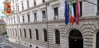 Nelle ultime settimane, personale della Squadra Mobile – VI Sezione “Contrasto al Crimine Diffuso” e del Commissariato di P.S. S.Ippolito, di concerto, hanno posto in essere una complessa attività investigativa connessa alle rapine perpetrate a partire dal 5 novembre corrente nella zona di Roma Est Tiburtina, da due individui a bordo di una vettura genericamente indicata come Mercedes Classe A, di colore grigio