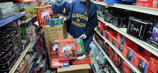 I finanzieri del comando provinciale di Catania hanno sequestrato a Randazzo oltre 800 prodotti di vario genere, tra i quali apparecchi elettrici e giocattoli