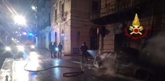 Questa notte, poco dopo la mezzanotte, i Vigili del fuoco del distaccamento di S. Agata di Militello (Me) sono intervenuti, con autopompa serbatoio e pick-up con modulo attrezzato, per un incendio di un’automobile