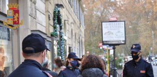 Come ieri, proseguono anche oggi, come disposto con apposita ordinanza di servizio del Questore, secondo le indicazioni emerse in sede di Comitato Provinciale per l’Ordine e la Sicurezza Pubblica in Prefettura e i successivi Tavoli tecnici, mirati controlli finalizzati al rispetto dell’utilizzo delle mascherine e ad evitare assembramenti, soprattutto nella zona del centro cittadino, litorale romano parchi e ville