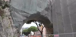 Proseguono speditamente i lavori di consolidamento dell’Arco di Cristo Re, chiuso al traffico a causa del distacco di parti ammalorate