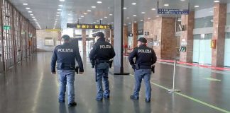 Gli operatori della Polizia Ferroviaria di Messina, nella mattinata di ieri, hanno tratto in arresto un cittadino moldavo di 51 anni che, a bordo di un treno regionale proveniente da Catania, si era reso responsabile di tentata aggressione ai danni del capotreno, mentre lo stesso svolgeva servizio di controlleria