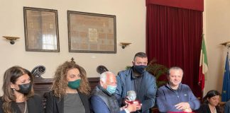 Giulio Rapetti Mogol, è giunto a Messina nella giornata di ieri, domenica 19, facendo tappa al Teatro Vittorio Emanuele, in occasione dell’ultima appuntamento del tour “A modo mio”, promosso dall’Associazione “La Casa del Musicista, con protagonisti il Sindaco Cateno De Luca e i Peter Pan, insieme ai giovani artisti selezionati da Red Ronnie e Grazia Di Michele, per una serata di beneficenza per sostenere i giovani musicisti