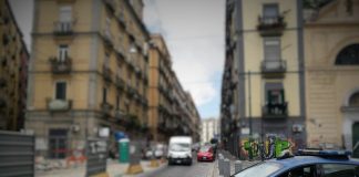 Ieri mattina gli #agenti dell’Ufficio Prevenzione Generale di Napoli, durante il servizio di controllo del territorio, nel transitare in vico dei Candelari hanno notato un giovane che, in cambio di denaro, ha ceduto qualcosa ad una persona che, a bordo di uno scooter, si è allontanata facendo perdere le proprie tracce