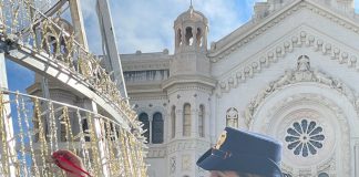 Lo hanno scritto oggi dopo le 13.00, sul profilo Facebook della Questura reggina: “Anche qui a Reggio Calabria l’albero di Natale di Piazza Duomo è stato addobbato con la pallina della Polizia di Stato”