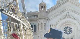 Lo hanno scritto oggi dopo le 13.00, sul profilo Facebook della Questura reggina: “Anche qui a Reggio Calabria l’albero di Natale di Piazza Duomo è stato addobbato con la pallina della Polizia di Stato”