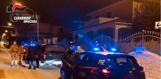 I carabinieri, dall’alba di questa mattina, sono impegnati in numerose perquisizioni nel quartiere della comunità nomade di Noto, in contrada Arance Dolci, dove vive il minore di 17 anni in coma irreversibile al Garibaldi di Catania per una ferita alla testa causata da un colpo di pistola