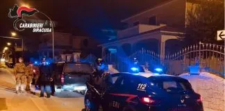 I carabinieri, dall’alba di questa mattina, sono impegnati in numerose perquisizioni nel quartiere della comunità nomade di Noto, in contrada Arance Dolci, dove vive il minore di 17 anni in coma irreversibile al Garibaldi di Catania per una ferita alla testa causata da un colpo di pistola