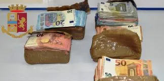 Nel corso dei servizi finalizzati al contrasto dello spaccio di stupefacenti, ulteriormente potenziato dalla Questura di Messina in vista delle festività natalizie nell’ambito della campagna Natale in Sicurezza, la Polizia di Stato, nella mattinata dello scorso sabato, ha arrestato due presunti corrieri calabresi, rispettivamente di 45 e 23 anni, che, secondo la ricostruzione degli investigatori da confermare nelle successive fasi del procedimento, avevano appena consegnato a un pregiudicato messinese di 49 anni quattro involucri accuratamente confezionati e contenenti complessivamente circa 4,5 kg di cocaina
