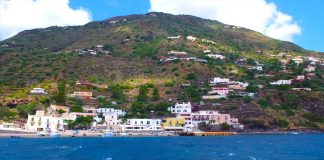 Un macabro ritrovamento, si è verificato nelle scorse ore, a largo dell’isola di Alicudi, alle Eolie, dove è stato ritrovato il cadavere decomposto di una persona