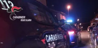 I Carabinieri, ad Oppido Mamertina a seguito di perdurata e attenta attività di accertamento che ha permesso di documentare la frequenza abituale di soggetti controindicati, hanno proceduto alla chiusura di 2 bar, in ordine a quanto previsto dall’art. 100 del Testo Unico sulle Leggi di Pubblica Sicurezza che sancisce la sospensione della «licenza di un esercizio che sia abituale ritrovo di persone pregiudicate o pericolose o che, comunque, costituisca un pericolo per l’ordine pubblico o per la sicurezza dei cittadini»