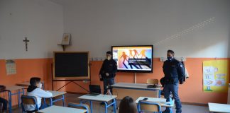 Gli agenti della Polizia di Stato, ieri hanno incontrato gli alunni dell’Istituto Comprensivo “S. QUASIMODO” della Scuola Primaria di primo grado – plesso “Don Bosco”
