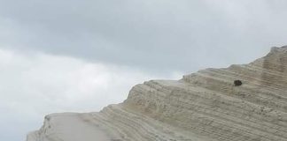 Dopo lo sfregio, l’immediato ripristino dei luoghi. La “Scala dei Turchi”, uno dei gioielli naturalistici più conosciuti della Sicilia, è stato liberato dalle sostanze colorate che qualcuno ieri aveva disperso lungo il costone