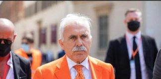 “Lei domani pomeriggio sarà chiamato ad eleggere il nuovo Capo dello Stato… il nostro Movimento Politico -Fronte di Liberazione Nazionale- ha presentato alla Procura della Repubblica di Roma l’allegato verbale di arresto, in cui è ben descritto che Lei non può eleggere il Presidente della Repubblica in quanto abusivo e illegittimo, essendo stato eletto in base alla legge elettorale cosiddetta -Rosatellum-, promulgata da Sergio Mattarella che non è il Capo dello Stato essendo stato eletto nel febbraio del 2015 da un’assemblea di deputati e senatori non convalidati, in violazione dell’art. 66 della Costituzione”