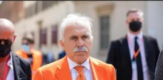 “Lei domani pomeriggio sarà chiamato ad eleggere il nuovo Capo dello Stato… il nostro Movimento Politico -Fronte di Liberazione Nazionale- ha presentato alla Procura della Repubblica di Roma l’allegato verbale di arresto, in cui è ben descritto che Lei non può eleggere il Presidente della Repubblica in quanto abusivo e illegittimo, essendo stato eletto in base alla legge elettorale cosiddetta -Rosatellum-, promulgata da Sergio Mattarella che non è il Capo dello Stato essendo stato eletto nel febbraio del 2015 da un’assemblea di deputati e senatori non convalidati, in violazione dell’art. 66 della Costituzione”