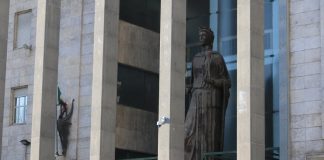 I magistrati della Procura Distrettuale di Catania, nell’ambito delle indagini a carico di un 55enne di Adrano indagato per il reato di rapina aggravata, hanno richiesto e ottenuto nei suoi confronti la misura cautelare della custodia in carcere, eseguita nelle scorse ore dai carabinieri