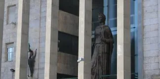 I magistrati della Procura Distrettuale di Catania, nell’ambito delle indagini a carico di un 55enne di Adrano indagato per il reato di rapina aggravata, hanno richiesto e ottenuto nei suoi confronti la misura cautelare della custodia in carcere, eseguita nelle scorse ore dai carabinieri
