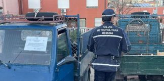 Stamane il personale della Polizia Metropolitana, agli ordini del Comandante Lo Presti, e della Polizia Municipale, coordinato dall’Ispettore Visalli, interveniva in località Santa Lucia sopra Contesse a seguito di accertamenti d’ufficio esperiti nei confronti di un cittadino messinese di anni 64 B. A.