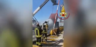 Nelle prime ore della notte i Vigili del fuoco, con personale nautico proveniente dai comandi di Messina e Reggio Calabria, sono intervenuti nelle acque dello Stretto per un incendio a bordo di una nave