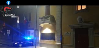 Nel corso della notte, i Carabinieri del Comando Provinciale di Messina hanno dato esecuzione, in Sicilia e Calabria, a ordinanze di custodia cautelare, collegate tra loro, emesse, su richiesta della Procura Distrettuale della Repubblica di Messina, dal G.I.P. presso il locale Tribunale, nei confronti di 86 persone – di cui 53 destinatari del carcere, 28 degli arresti domiciliari e 5 dell’obbligo di presentazione alla p.g. – sul cui conto il GIP ha riscontrato gravi indizi di colpevolezza dei delitti – a vario titolo – di associazione di tipo mafioso, estorsione, scambio elettorale politico mafioso, trasferimento fraudolento di valori, detenzione e porto illegale di armi, incendio, associazione finalizzata al traffico di sostanze stupefacenti, detenzione ai fini di spaccio di stupefacenti, sfruttamento della prostituzione, con l’aggravante del metodo mafioso