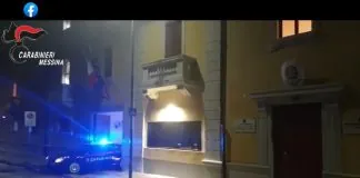 Nel corso della notte, i Carabinieri del Comando Provinciale di Messina hanno dato esecuzione, in Sicilia e Calabria, a ordinanze di custodia cautelare, collegate tra loro, emesse, su richiesta della Procura Distrettuale della Repubblica di Messina, dal G.I.P. presso il locale Tribunale, nei confronti di 86 persone – di cui 53 destinatari del carcere, 28 degli arresti domiciliari e 5 dell’obbligo di presentazione alla p.g. – sul cui conto il GIP ha riscontrato gravi indizi di colpevolezza dei delitti – a vario titolo – di associazione di tipo mafioso, estorsione, scambio elettorale politico mafioso, trasferimento fraudolento di valori, detenzione e porto illegale di armi, incendio, associazione finalizzata al traffico di sostanze stupefacenti, detenzione ai fini di spaccio di stupefacenti, sfruttamento della prostituzione, con l’aggravante del metodo mafioso