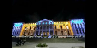 Palazzo municipale è illuminata di giallo e blu, i colori della bandiera ucraina