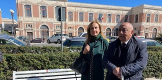 Messina: nella piazza del Tribunale…, vi è una panchina “bianca”… inaugurata stamane per evocare il candore e la innocenza dei minorenni, questa rappresenta una iniziativa voluta dal presidente dell’Ordine degli Avvocati… Domenico Santoro, e fatta propria dal Rotary Club dello Stretto, già guidato dalla dott.ssa Mary Guerrera (oggi past president)