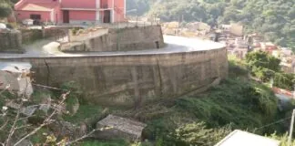 Era dal 2009 che dal Comune di Mandanici, nel Messinese, veniva sollecitato, sia alla Protezione civile che all’amministrazione regionale, un intervento che mettesse in sicurezza l’intero quartiere Rocca-Carasà