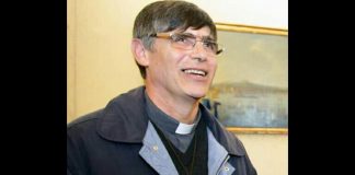 “Lui è don Maurizio Patriciello e da anni combatte, a mani nude, contro la violenza delle mafie nella Terra dei fuochi”