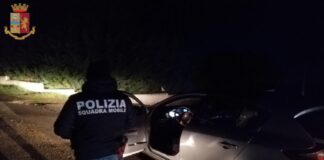 Nella mattinata odierna personale della Polizia di Stato di Enna ha notificato ad un uomo la misura cautelare del divieto di dimora nel territorio del predetto comune, disposta dal G.I.P. presso il locale Tribunale, dott. Giuseppe Noto, su richiesta dei magistrati della Procura della Repubblica di sede