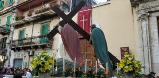 I rappresentanti del Consiglio direttivo della Confraternita del SS. Crocifisso, che cura la processione delle Barette del Venerdì Santo, hanno deciso all’unanimità di annullare l’atteso evento Pasquale che si celebrava a Messina prima della #Pandemia da Covid-19