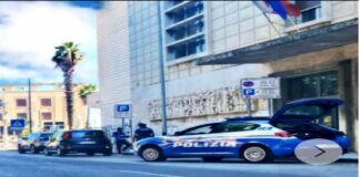 I poliziotti delle Volanti lo hanno rintracciato in strada, intento a far rientro in casa da cui si era allontanato arbitrariamente, ignorando le prescrizioni impostegli dal regime degli arresti domiciliari
