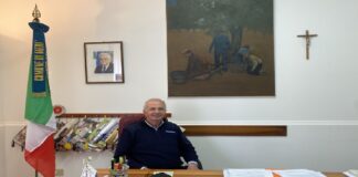 E’ una data da ricordare quella di ieri 01 Aprile 2022, per il Comandante della Polizia Municipale di Merì, Mariano Bucca, Istruttore Direttivo, che nel lontano 01 Aprile 1982, esattamente 40 anni fa, ha iniziato il suo primo giorno di lavoro presso il Comune suddetto