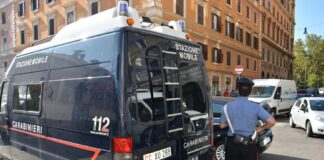 Due Carabinieri della Stazione Roma piazza Dante, liberi dal servizio, hanno arrestato in flagranza di reato due cittadini stranieri di 21 e 26 anni, entrambi in Italia senza fissa dimora e con precedenti, per furto aggravato in concorso