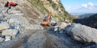 I Carabinieri del NOE di Catania, nella prosecuzione delle attività di controllo nel settore delle cave predisposta dal Comando Carabinieri per la Tutela Ambientale e la Transizione Ecologica, avviata già da diverso tempo nel territorio della Sicilia Orientale, con la collaborazione dei militari del Comando Stazione di Santa Lucia del Mela, hanno proceduto, nei giorni scorsi, a effettuare un’attività ispettiva in una cava di calcarenite sita in contrada Zara