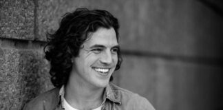 Isolamento, incertezze, visioni tra sogni e angosce esistenziali, quelle che proprio oggi ricorrono spesso, dopo il lungo periodo pandemico e ora con la guerra ma con un irrefrenabile bisogno di rinascita, di confessarsi, di sfogarsi: è il senso de “Il perdono”, pièce teatrale tratta da un racconto di Mario Spinella, con l’adattamento del regista e attore Eugenio Papalia, in scena al Palacultura di Messina venerdì 6 maggio