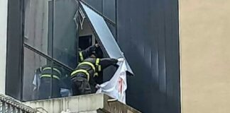 Intorno alle 8.30 della mattina di oggi 1 aprile 2022, presso la Clinica ‘Cot’ di via Ducezio a Messina, un paziente 58enne di origine venezuelana è precipitato dal quinto piano della struttura ospedaliera sbattendo su un terrazzino posto all’altezza della seconda elevazione fuori terra e morendo sul colpo