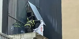 Intorno alle 8.30 della mattina di oggi 1 aprile 2022, presso la Clinica ‘Cot’ di via Ducezio a Messina, un paziente 58enne di origine venezuelana è precipitato dal quinto piano della struttura ospedaliera sbattendo su un terrazzino posto all’altezza della seconda elevazione fuori terra e morendo sul colpo